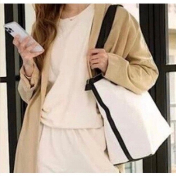 SOLD🛍WALTER BAKER CARLY BAG - Picture 2 of 7